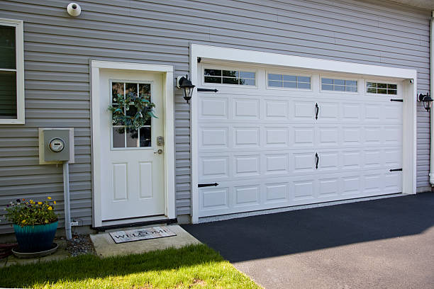 24/7 Emergency Garage Door Panel Replacement experts in Runaway Bay, TX